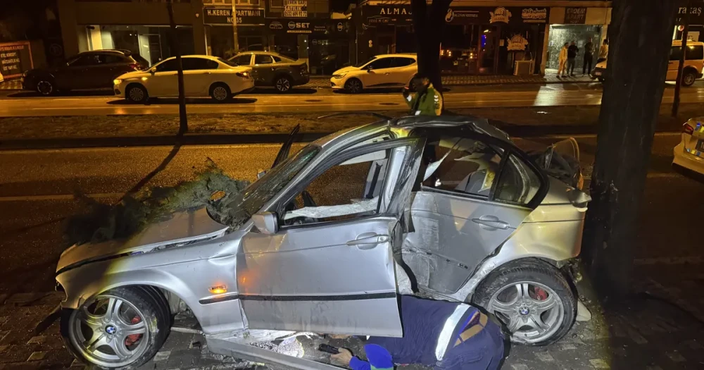 Bursa'da Ağaca Çarpan Otomobilde İki Kişi Ağır Yaralandı