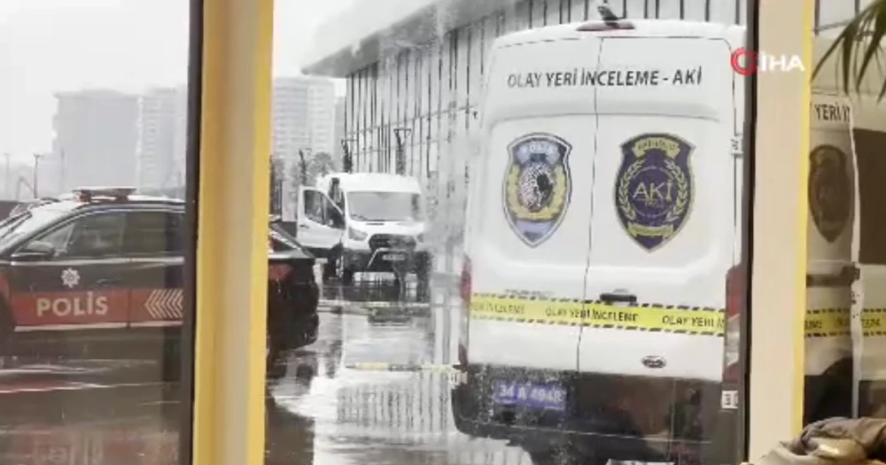 Zeytinburnu'nda Siteye Bırakılan Kargo Paketi Patladı: 3 Yaralı