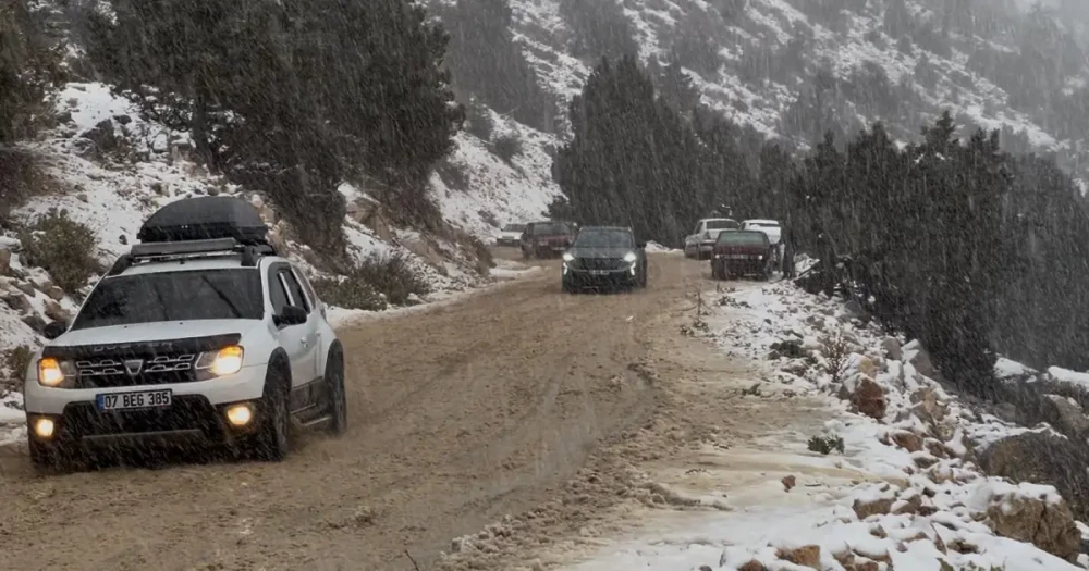 Kaş'ın Yüksek Kesimleri Beyaza Büründü: Kar Sürprizi Trafiği Kilitledi