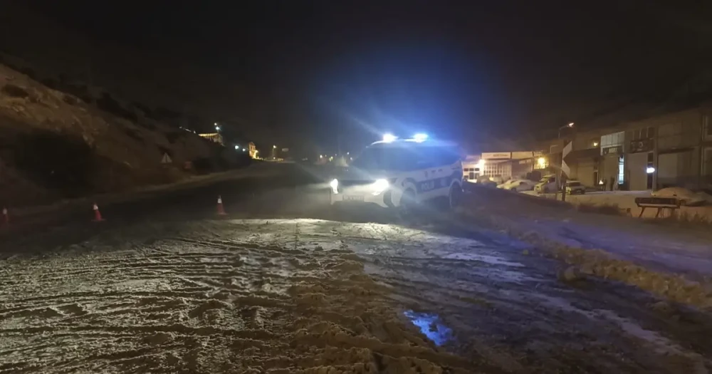 Sivas'ta Yoğun Kar ve Tipi Hayatı Felç Etti: Kayseri-Malatya Yolu Ulaşıma Kapandı