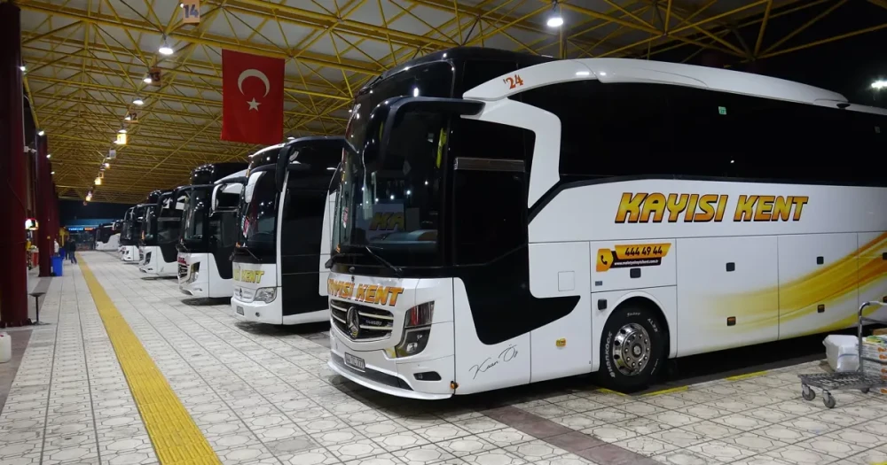 Yoğun Kar Yağışı Ulaşımı Felç Etti: Şehirlerarası Otobüs Seferleri Durduruldu