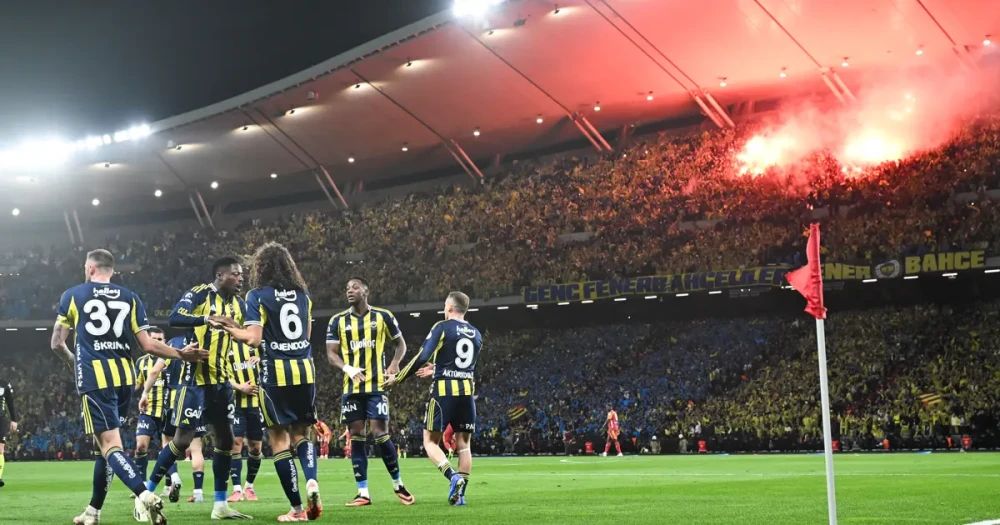 Galatasaray Taraftarından Tepki Gören Yağmurluk, Fenerbahçe Tarafından Beğeniyle Karşılandı: Yönetimden Açıklama Geldi