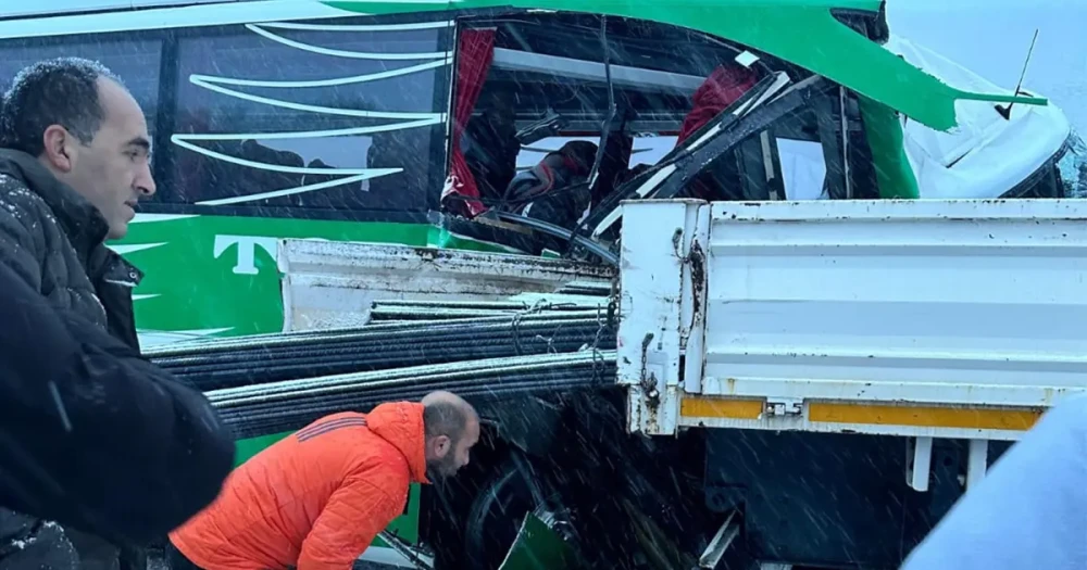 Tokat'ta Buzlanma Faciası: Yolcu Otobüsü TIR'a Çarptı