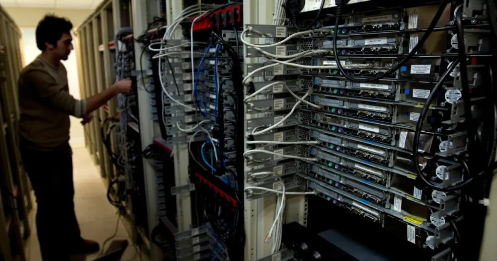 İran'da İnternet Kesintisi: Ulusal Ağın Kapatılması 10 Milyon Kişinin Geçim Kaynağını Tehdit Ediyor