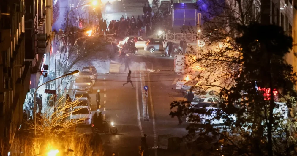 İran'da Gerilim Tırmanıyor: Protestolar Yayılıyor, Yüzlerce Dükkan Zarar Gördü, ABD Yeni Yaptırımlar Uyguluyor