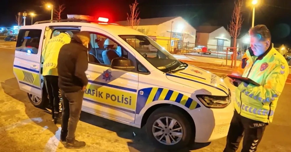 Alkollü Araç Kullanırken Yakalandı, Ehliyetine El Konuldu Ama İçmeye Devam Etti