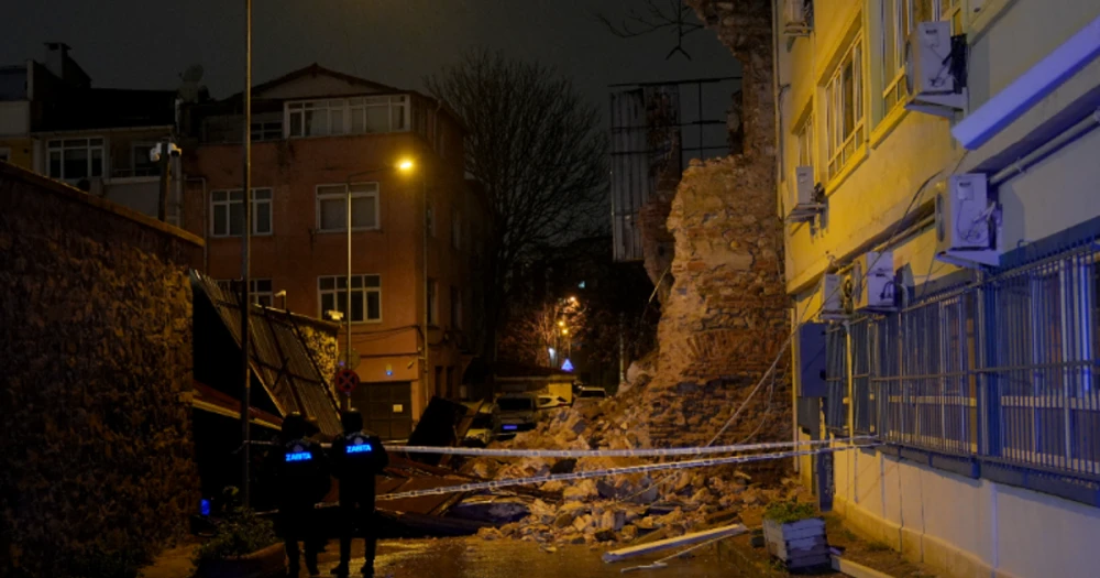 Beyoğlu'nda Tarihi Bina Duvarı Yola Yıkıldı