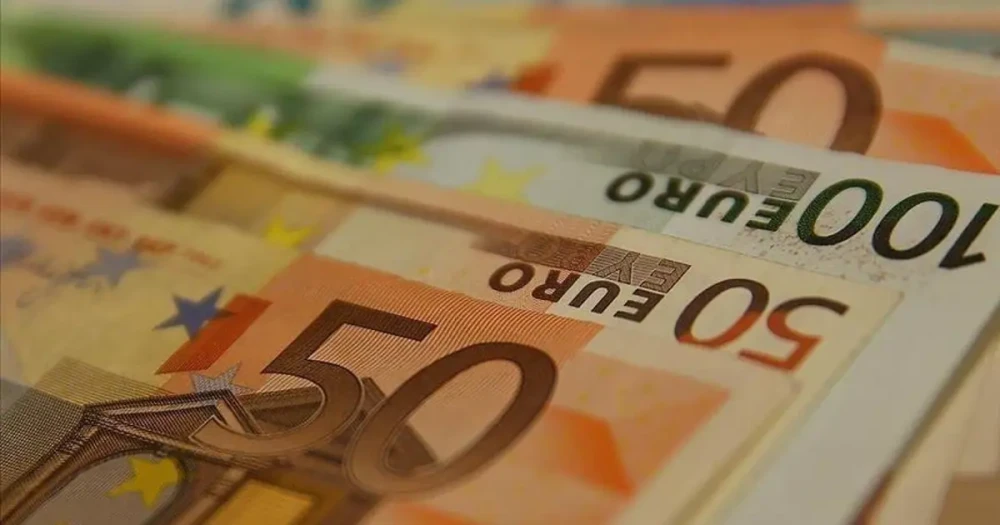 Euro Bir Ayın En Düşük Seviyesinde