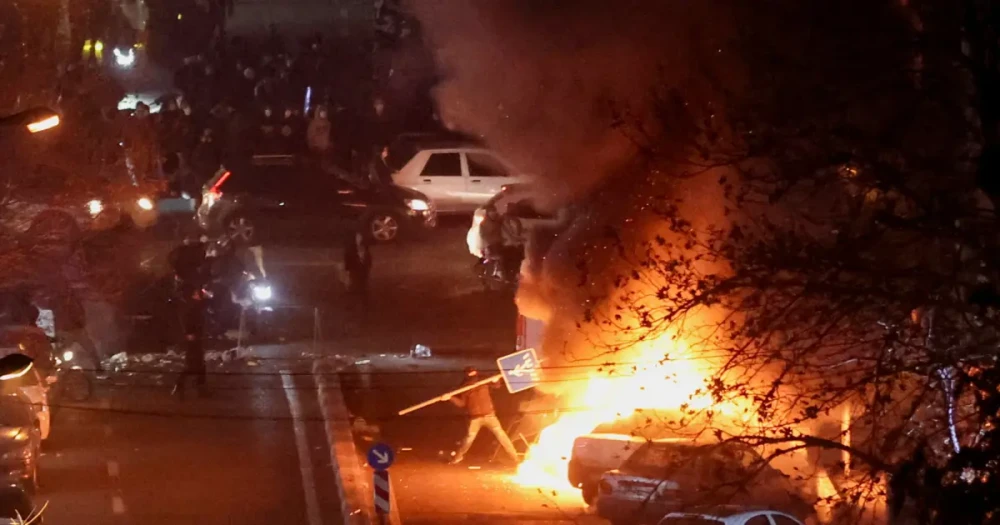 İran'da İnternet Kesintisi: Bilgi Savaşının Ortasında Bir Ülke