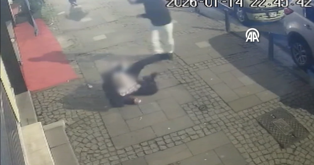 Yolda Yürürken Tekmeli Saldırıya Uğradı: Güvenlik Kameraları Kayıttaydı
