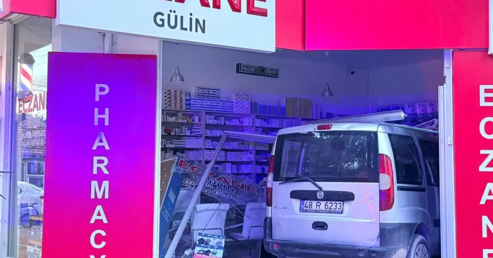 Datça'da Akıl Almaz Kaza: Sürücü Fren Yerine Gaza Bastı, Eczaneye Daldı