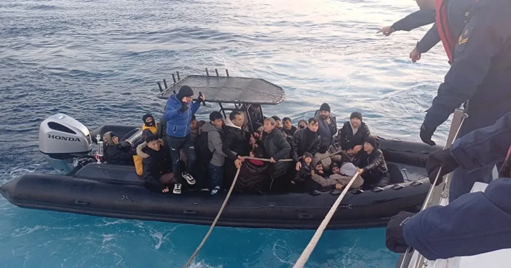 İzmir Sahillerinde Düzensiz Göçmen Operasyonu: 56 Kişi Yakalandı