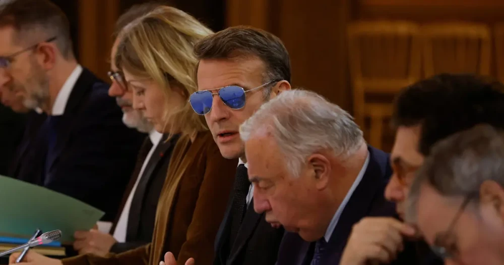 Macron'dan Güneş Gözlüklü Toplantı: Yeni Kaledonya'nın Geleceği Masada