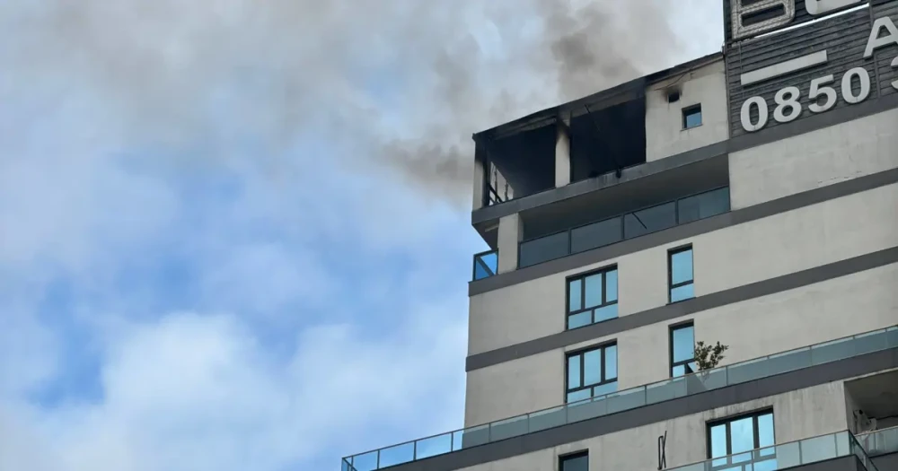 Esenyurt'ta 16 Katlı Binanın Terasındaki Kafede Yangın: Bir Kişi Yaralandı