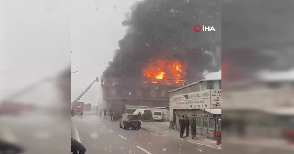 Tuzla'da Çakmak Fabrikasında Büyük Yangın: Gökyüzü Siyah Dumanla Kaplandı