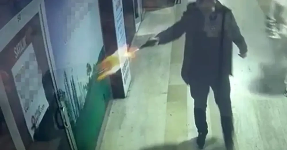 Esenyurt'ta İş Yerine Silahlı Saldırı: Panik Anları Kamerada
