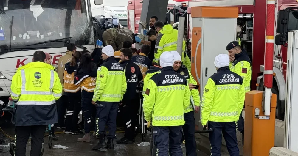 Silivri'de Korkunç Kaza: Otomobil Gişe ve Otobüs Arasında Sıkıştı, 2 Kişi Hayatını Kaybetti