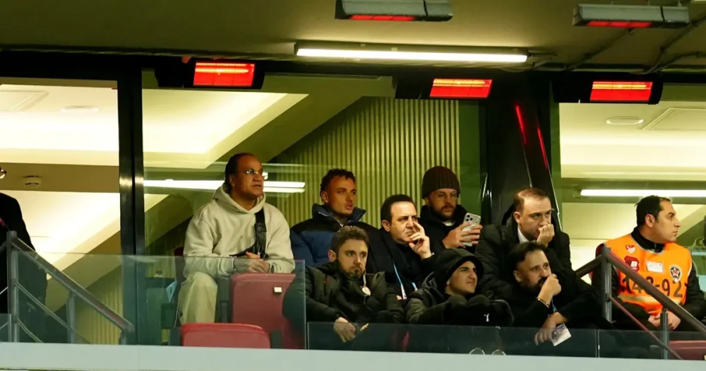 Galatasaray'ın Yeni Yıldızı Noa Lang Sahada Değil, Tribünde Yerini Aldı