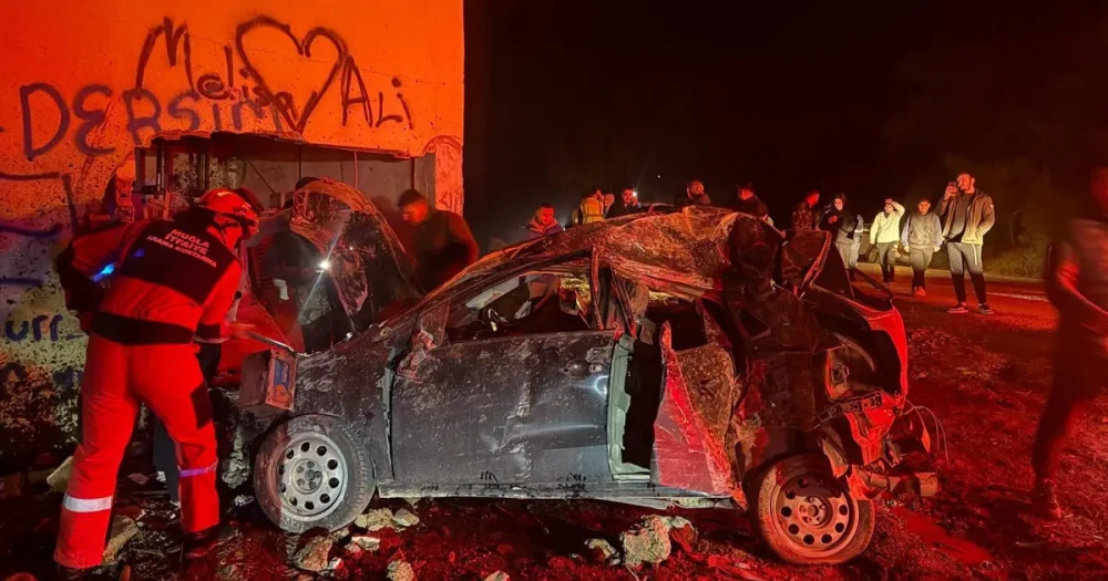 Marmaris'te Korkunç Kaza: Otomobil Takla Attı, Trafoya Daldı: 2 Yaralı