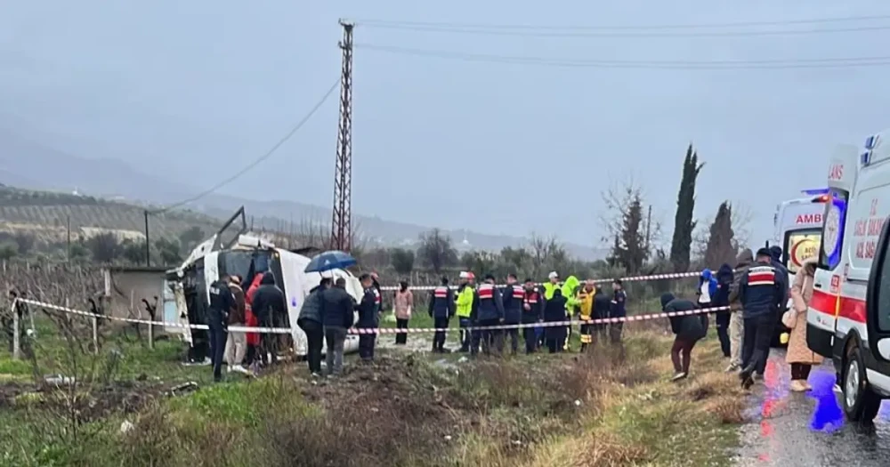 Denizli'de Servis Minibüsü Üzüm Bağlarına Uçtu: 25 Yaralı
