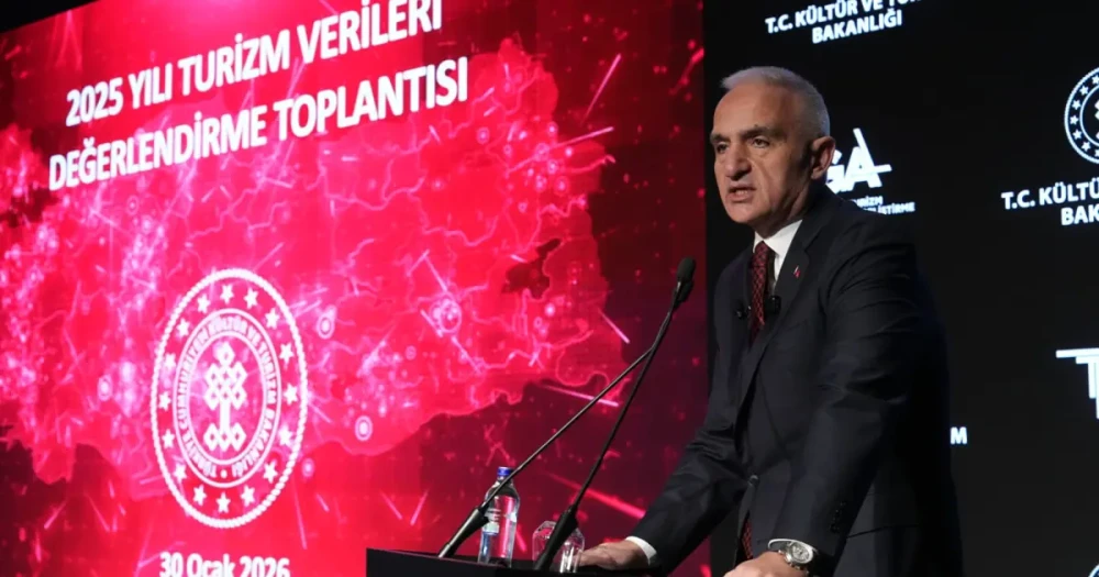 Turizmde Cumhuriyet Tarihinin Rekorları Kırıldı: Gelir ve Ziyaretçi Sayısında Zirve
