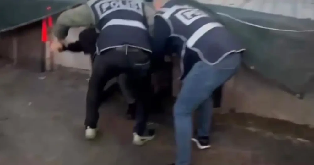 44 Yıl Hapis Cezasıyla Aranan Şahıs, Tavuk Kümesinde Öksürürken Yakalandı