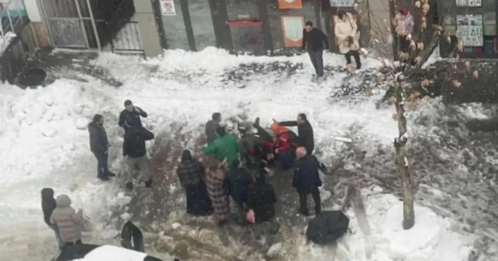 Çatıdan Düşen Kar Kütlesi Can Aldı: 55 Yaşındaki Kadın Hayatını Kaybetti
