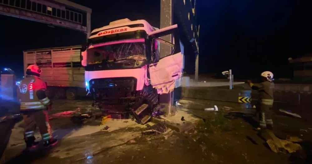 Hatay'da Gişelerde Direğe Çarpan Tır Alevlere Teslim Oldu