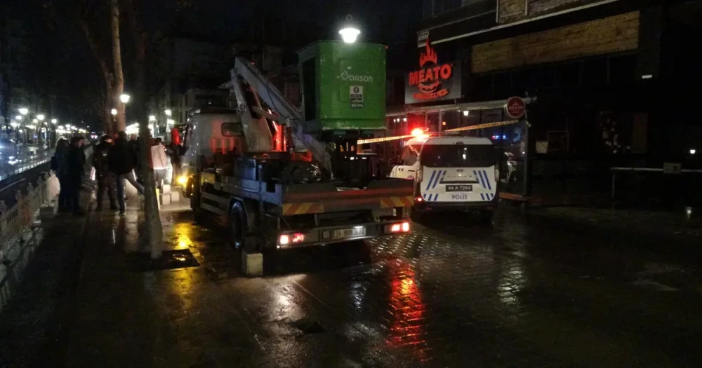 İstinat Duvarı Çöktü, 6 Katlı Bina Tahliye Edildi