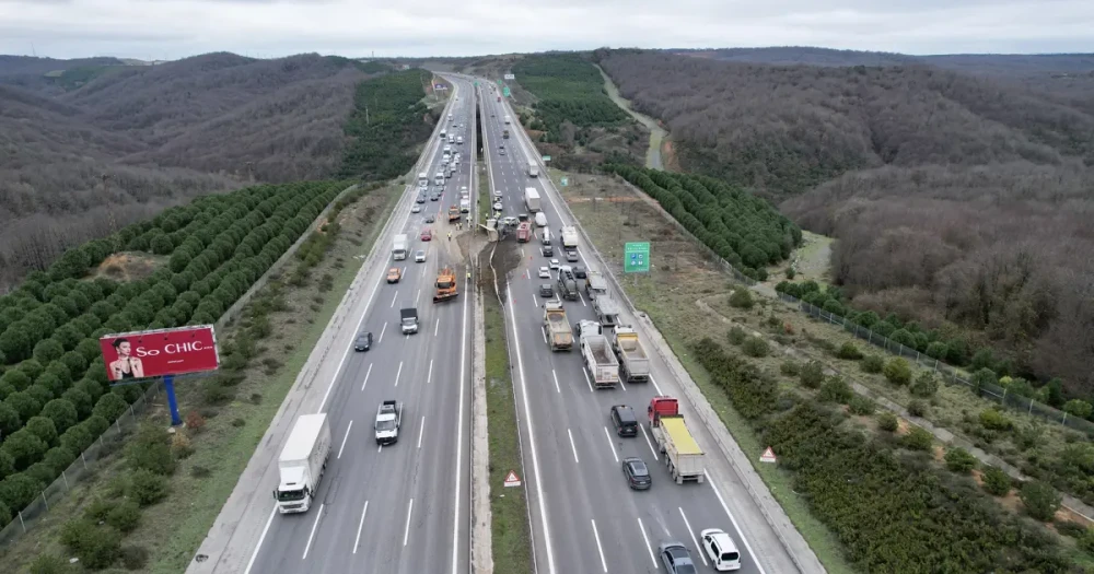 Kuzey Marmara Otoyolu'nda Hafriyat Kamyonu Devrildi: Trafik Felç Oldu