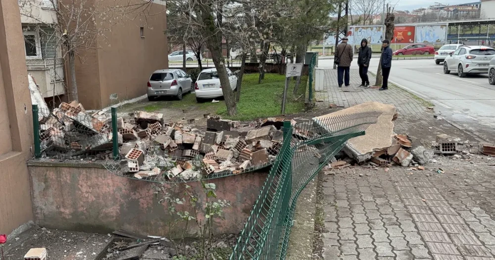 Edirne'de Apartman Bacası Yola Düştü: Facianın Eşiğinden Dönüldü
