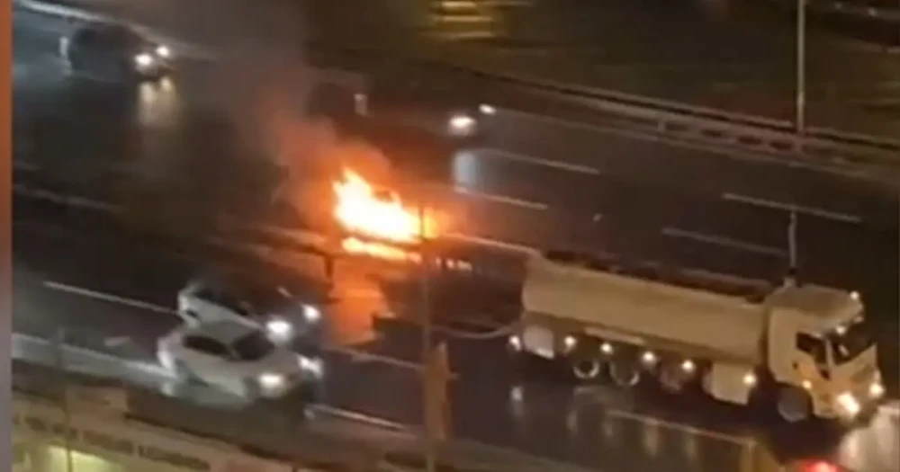 Eyüpsultan'da Otomobil Yangını Tankerle Söndürüldü