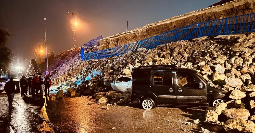 Hatay'da İstinat Duvarı Yıkıldı, Araçlar Hasar Gördü