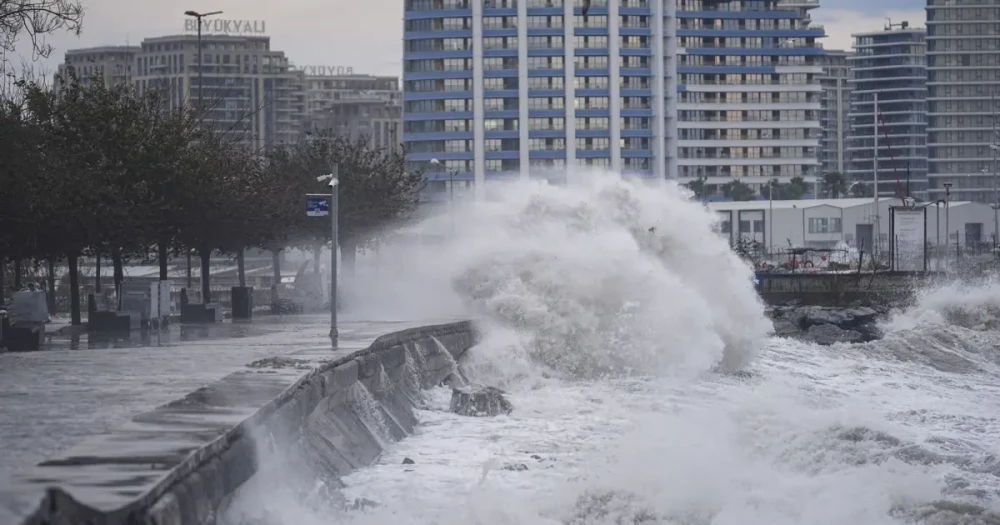 Meteorolojiden Denizlerde Fırtına Uyarısı: Feribot Seferleri İptal Edildi