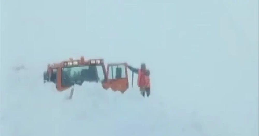 Muş-Kulp Karayolu'nda Çığ Tehlikesi: İş Makinesi Kar Altında Kaldı