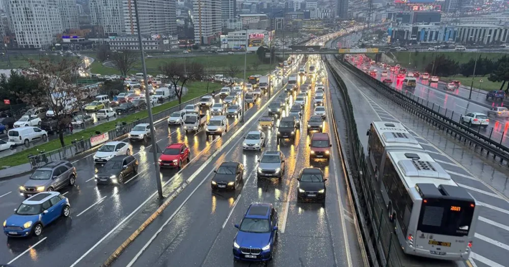 İstanbul'da Okullar Açıldı, Trafik Yüzde 60'ı Aştı