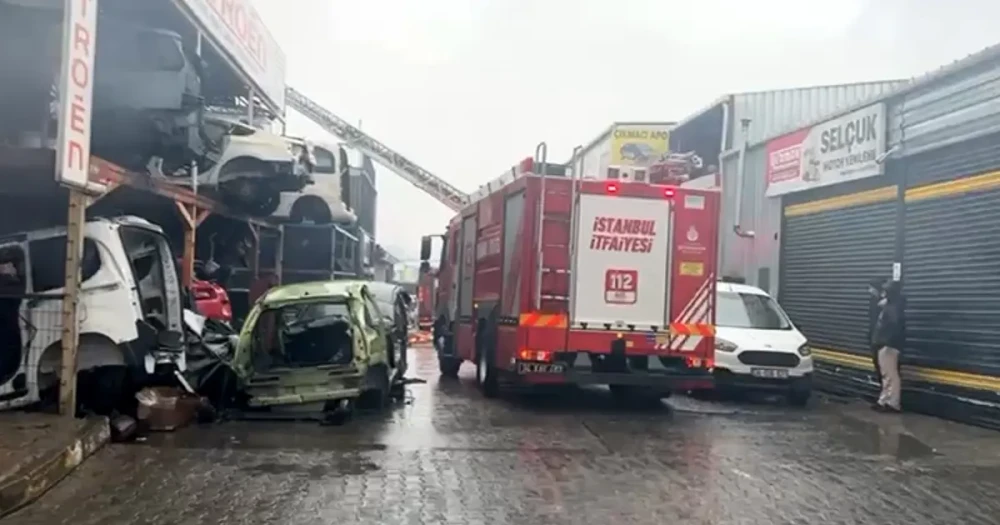 İkitelli'de Oto Sanayi Sitesinde Büyük Yangın: Can Kaybı Yok