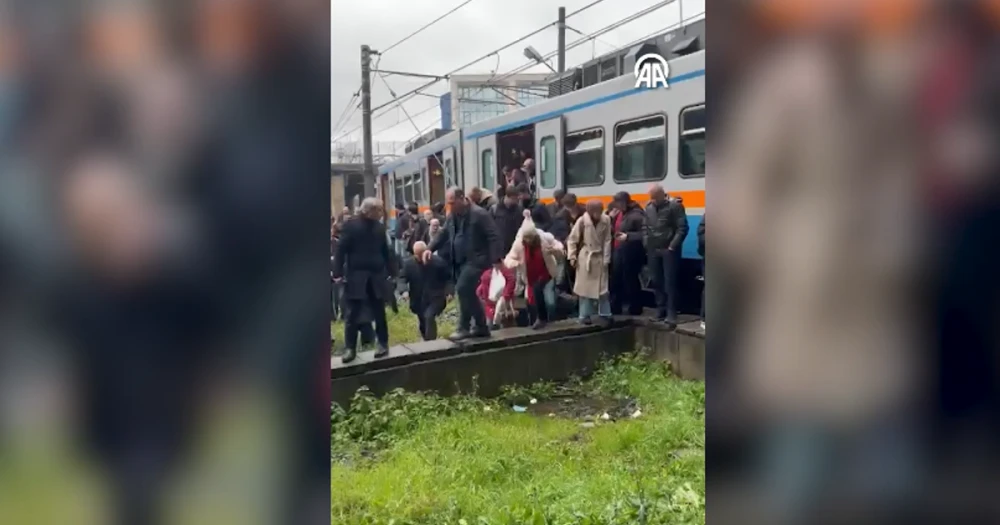 Esenler'de Metro Raydan Çıktı: Seferler Aksadı