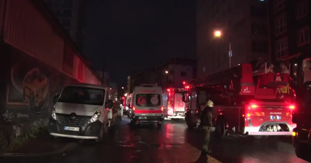 Esenyurt'ta 14 Katlı Binada Yangın Paniği: Sakinler Tahliye Edildi