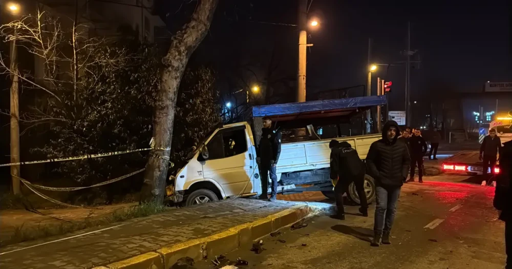 Kamyon Çarpışması Sonucu Fırlayan Stepne Yayayı Ağır Yaraladı