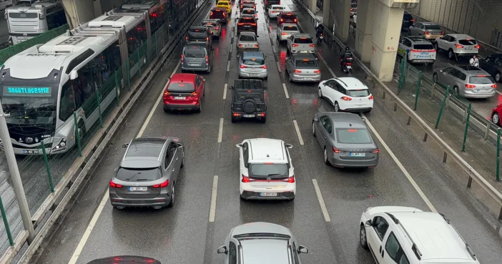İstanbul'da Akşam Trafiği Beklenenden Erken Başladı
