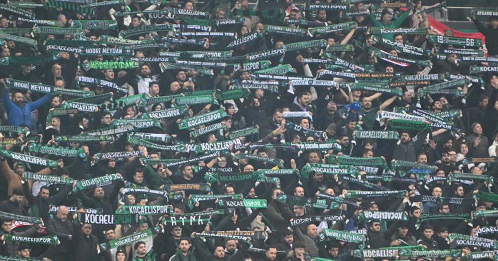 Kocaelispor Taraftarı Maç Sırasında Tribünden Düşerek Hayatını Kaybetti