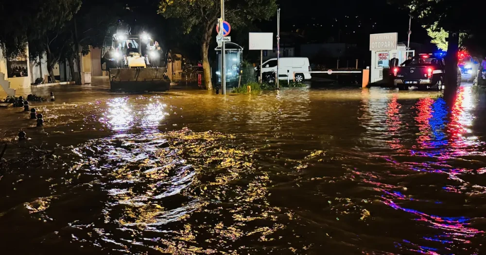 Ege'de Şiddetli Sağanak Hayatı Felç Etti: Bodrum ve Marmaris'te Sel, Kayıp Aranıyor