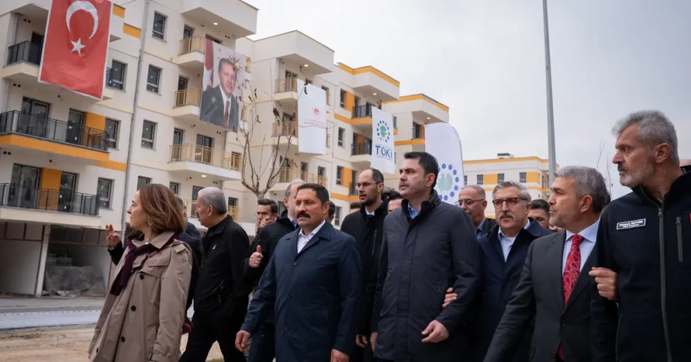 Deprem Konutları ve Bölgedeki Durum: Bakan Kurum Detayları Açıkladı
