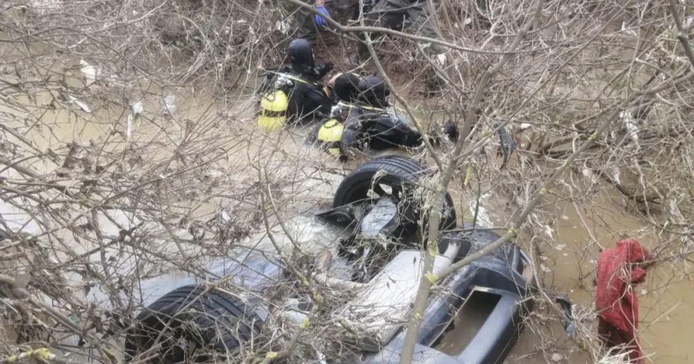 Dereye Uçan Otomobildeki İki Kardeş Hayatını Kaybetti, Sürücü ve Yolcu Kayıplara Karıştı