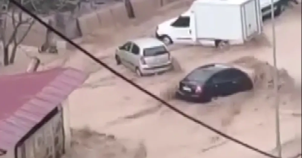 Hatay'da Şiddetli Yağış Hayatı Felç Etti: Yayladağı'nda Sel Baskınları Yaşandı
