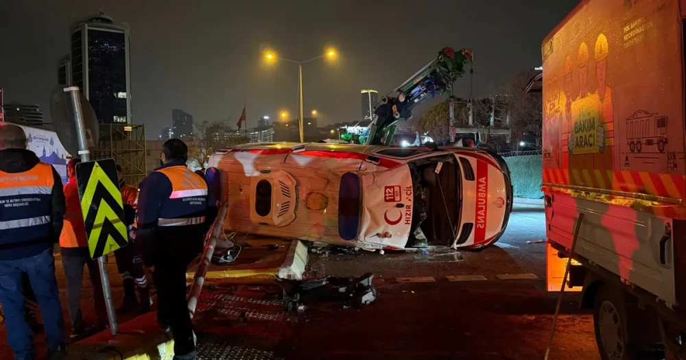 İstanbul'da Trafik Kazası: Ambulans Takla Attı
