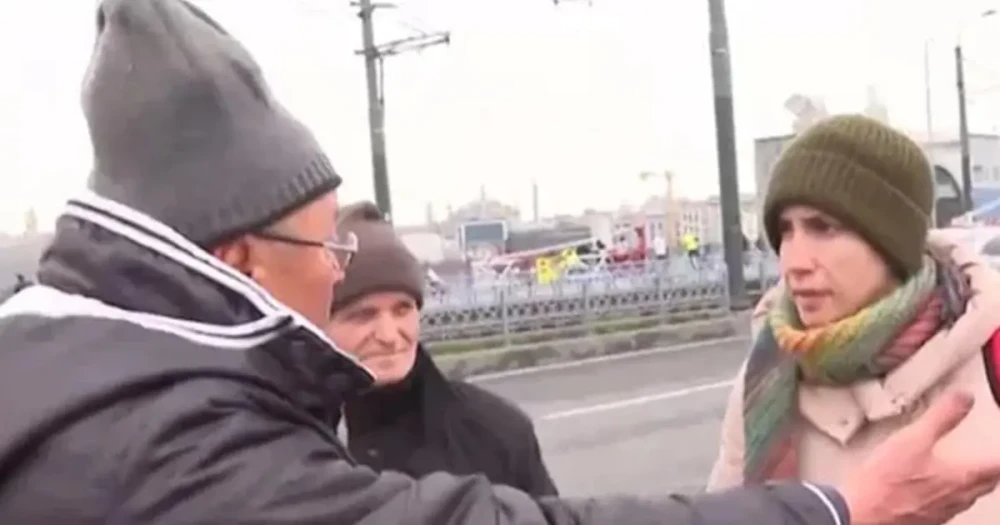Galata Köprüsü'nde Şaşkınlık Yaratan Anlar: Kadın, Balıkları Denize Döktü