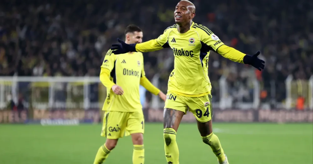 Talisca Fenerbahçe'de Kalıyor: Sözleşmesi 2 Yıl Uzatıldı