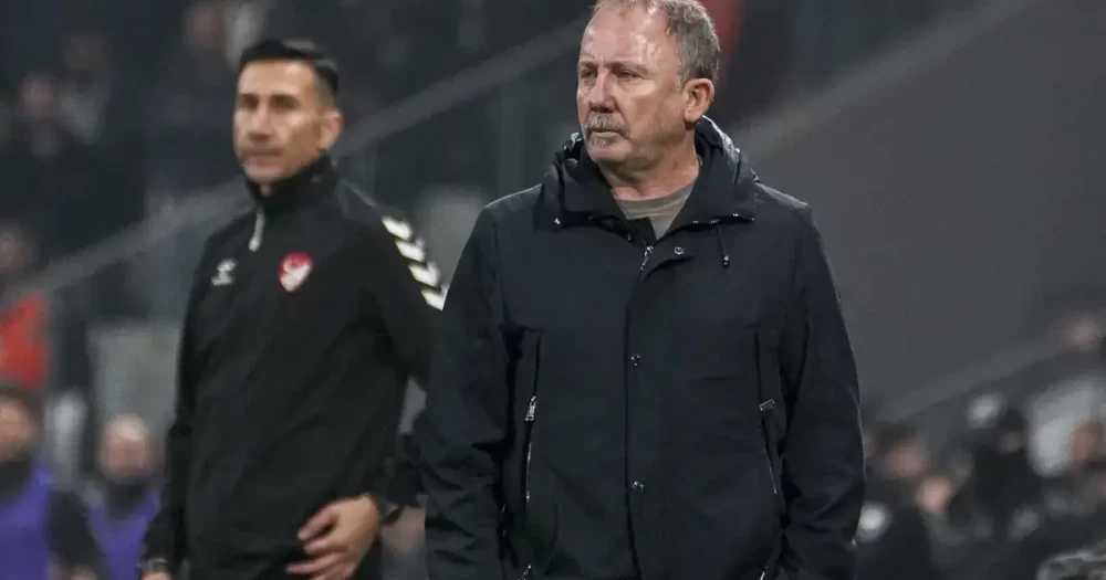 Sergen Yalçın'dan Hakem ve Oyunculara Sert Tepki: "Türk Futbolu İlerleyemiyor"